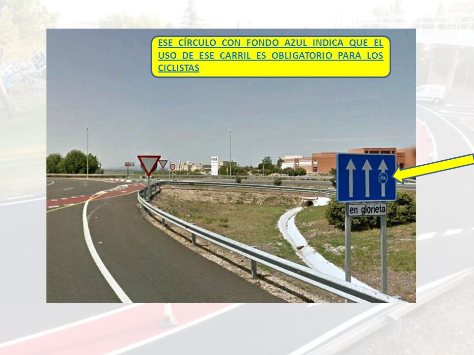 ESE CÍRCULO CON FONDO AZUL INDICA QUE EL USO DE ESE CARRIL ES OBLIGATORIO PARA LOS CICLISTAS
