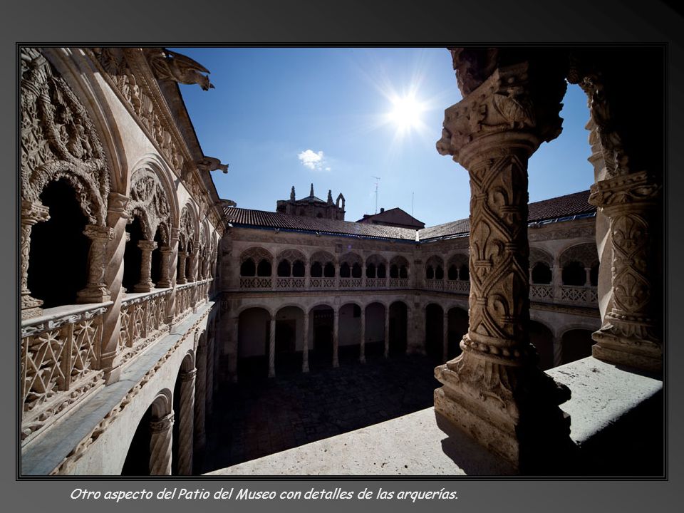 Otro aspecto del Patio del Museo con detalles de las arquerías.