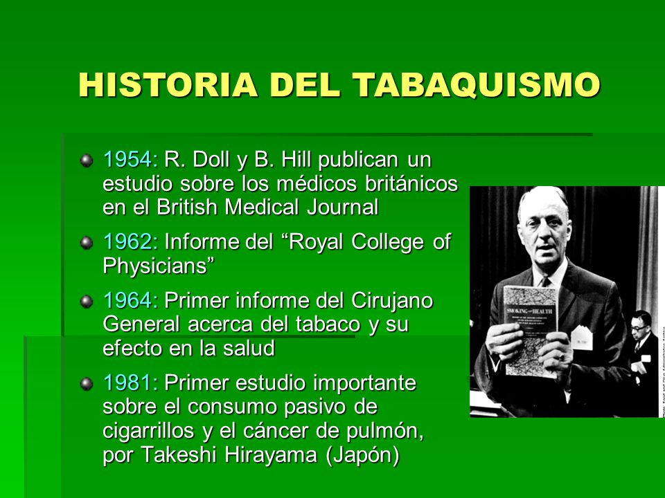 Cirujano General Luther Terry sosteniendo el Informe de 1964