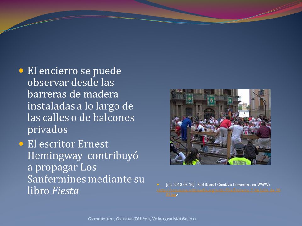 El encierro se puede observar desde las barreras de madera instaladas a lo largo de las calles o de balcones privados