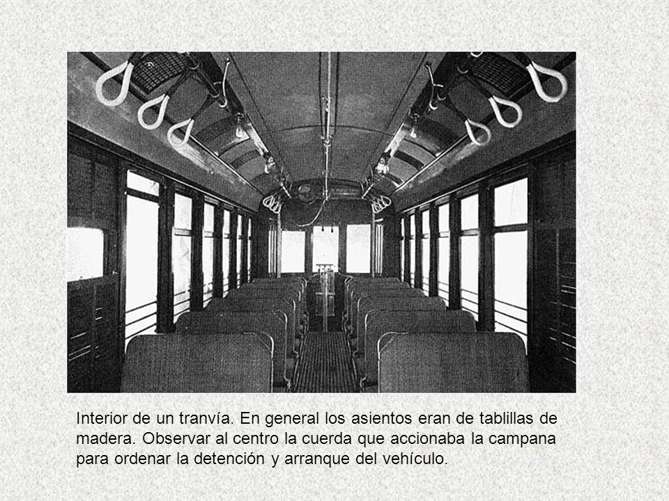 Interior de un tranvía. En general los asientos eran de tablillas de