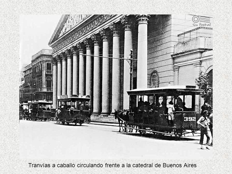 Tranvías a caballo circulando frente a la catedral de Buenos Aires