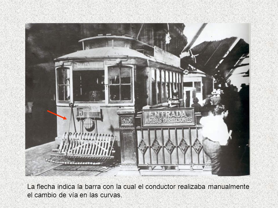 La flecha indica la barra con la cual el conductor realizaba manualmente