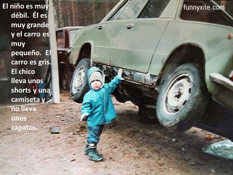 El niño es muy débil. Él es muy grande y el carro es muy pequeño