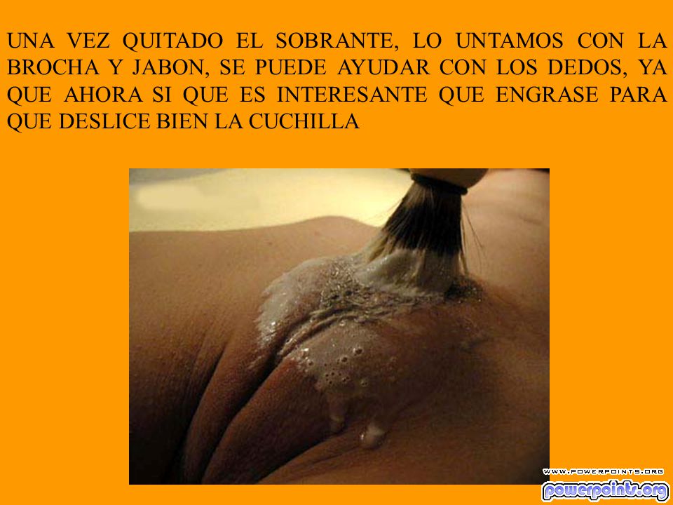 UNA VEZ QUITADO EL SOBRANTE, LO UNTAMOS CON LA BROCHA Y JABON, SE PUEDE AYUDAR CON LOS DEDOS, YA QUE AHORA SI QUE ES INTERESANTE QUE ENGRASE PARA QUE DESLICE BIEN LA CUCHILLA