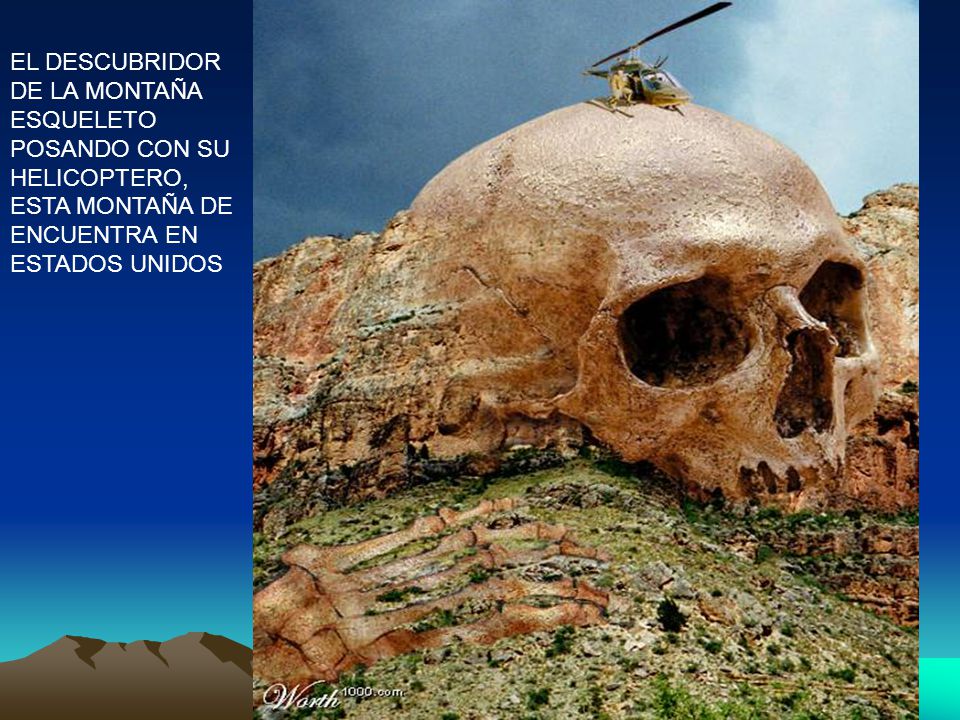 EL DESCUBRIDOR DE LA MONTAÑA ESQUELETO POSANDO CON SU HELICOPTERO, ESTA MONTAÑA DE ENCUENTRA EN ESTADOS UNIDOS