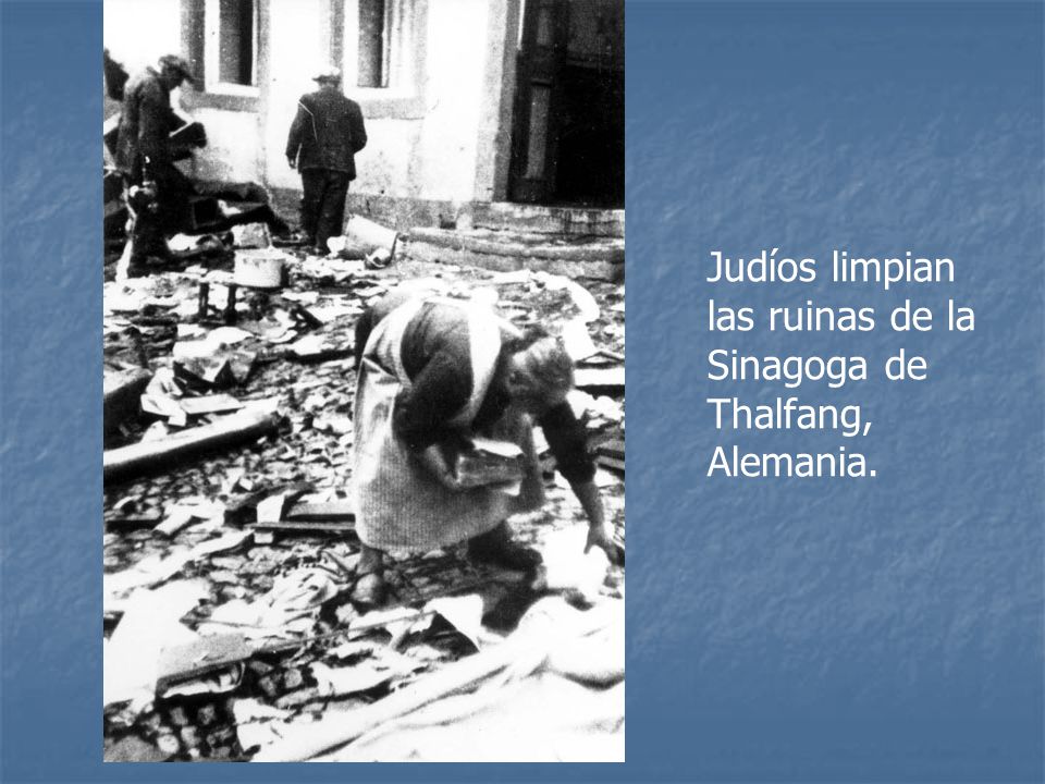 Judíos limpian las ruinas de la Sinagoga de Thalfang, Alemania.