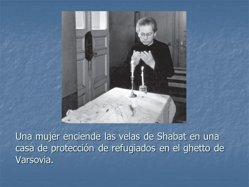 Una mujer enciende las velas de Shabat en una casa de protección de refugiados en el ghetto de Varsovia.