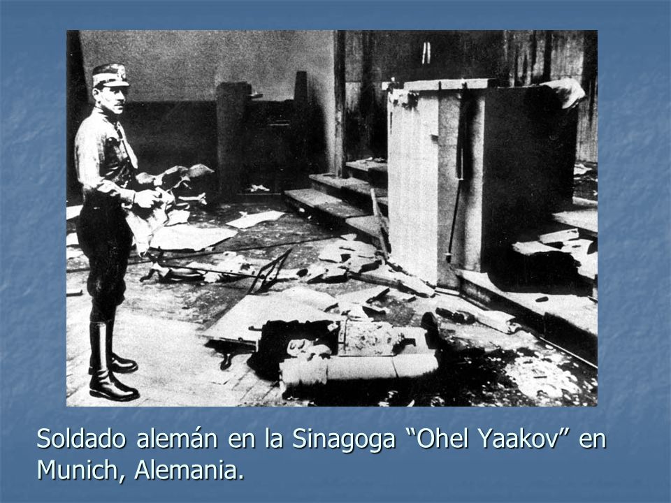 Soldado alemán en la Sinagoga Ohel Yaakov en Munich, Alemania.
