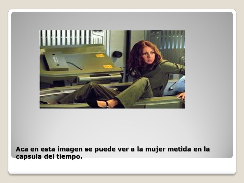 Aca en esta imagen se puede ver a la mujer metida en la capsula del tiempo.