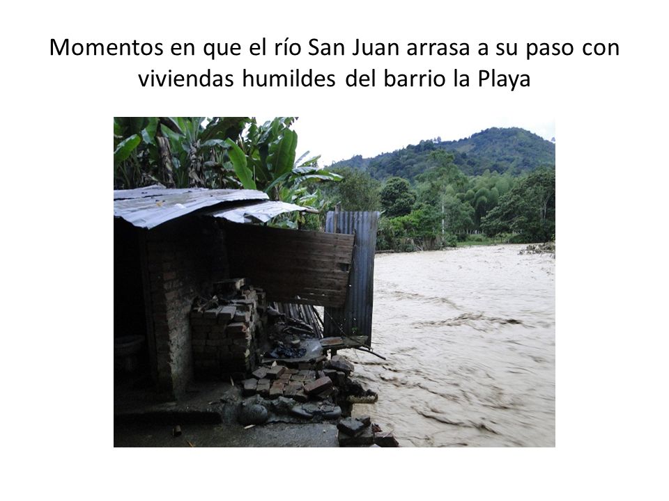 Momentos en que el río San Juan arrasa a su paso con viviendas humildes del barrio la Playa