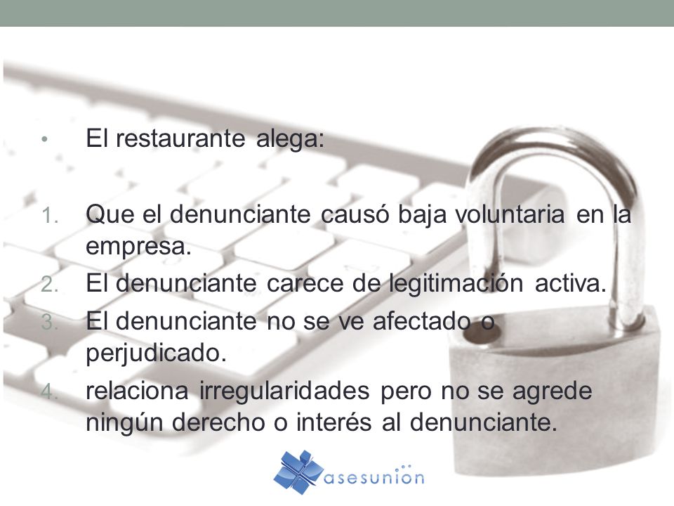 El restaurante alega: Que el denunciante causó baja voluntaria en la empresa. El denunciante carece de legitimación activa.