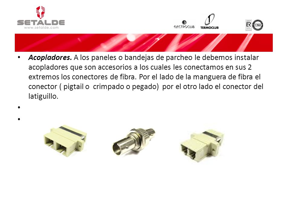 Acopladores. A los paneles o bandejas de parcheo le debemos instalar acopladores que son accesorios a los cuales les conectamos en sus 2 extremos los conectores de fibra. Por el lado de la manguera de fibra el conector ( pigtail o crimpado o pegado) por el otro lado el conector del latiguillo.