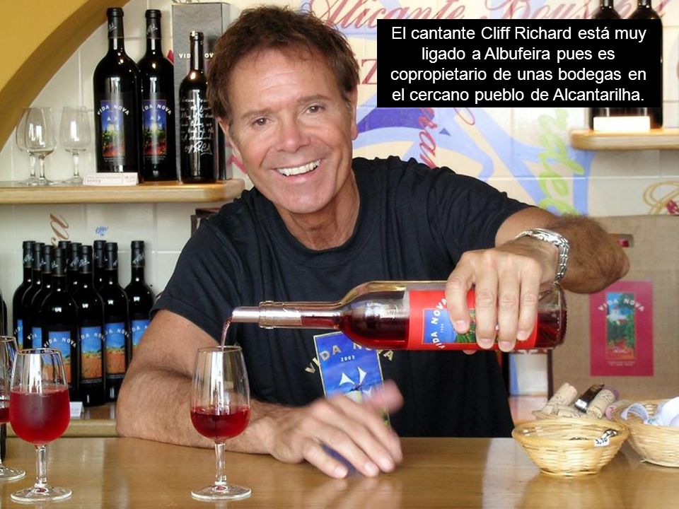 El cantante Cliff Richard está muy ligado a Albufeira pues es copropietario de unas bodegas en el cercano pueblo de Alcantarilha.