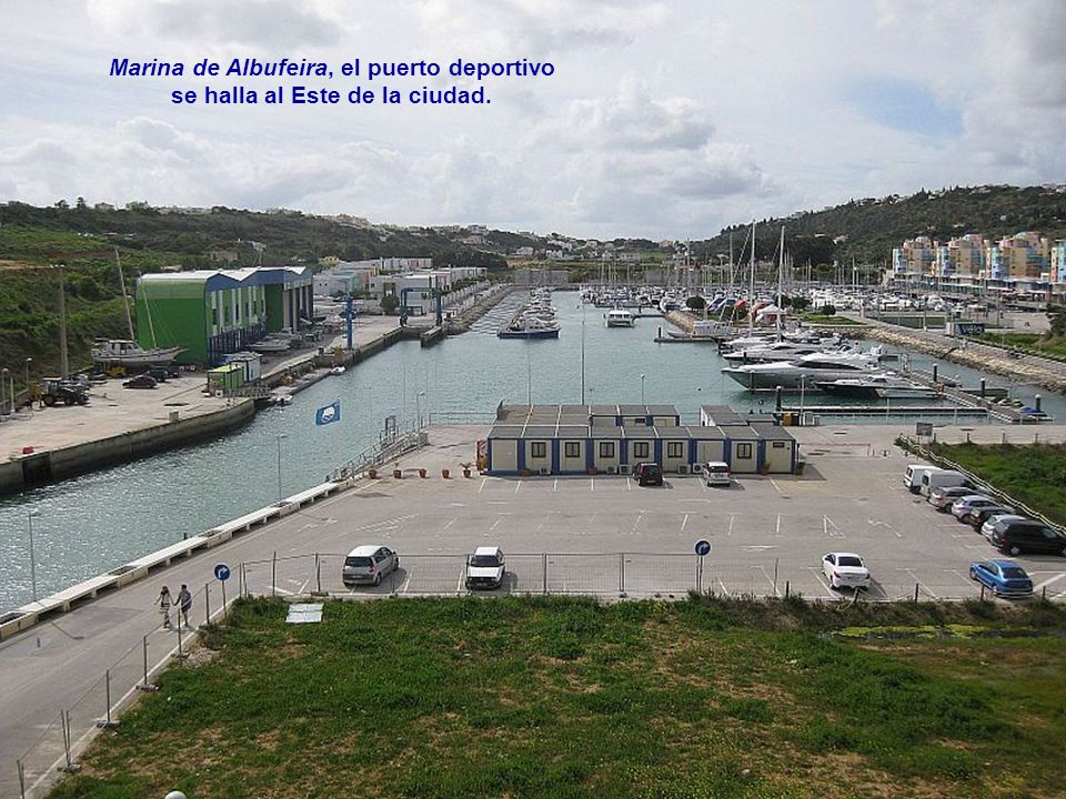 Marina de Albufeira, el puerto deportivo se halla al Este de la ciudad.