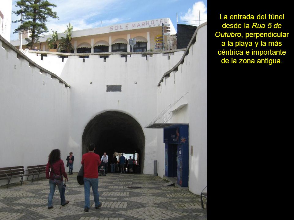 La entrada del túnel desde la Rua 5 de Outubro, perpendicular a la playa y la más céntrica e importante de la zona antigua.
