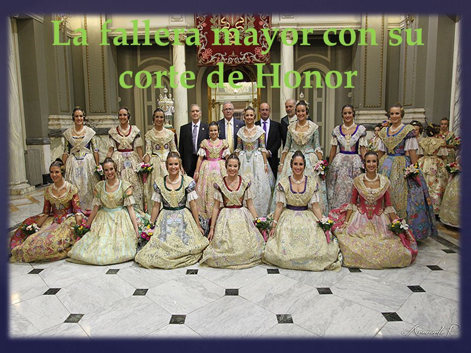 La fallera mayor con su corte de Honor