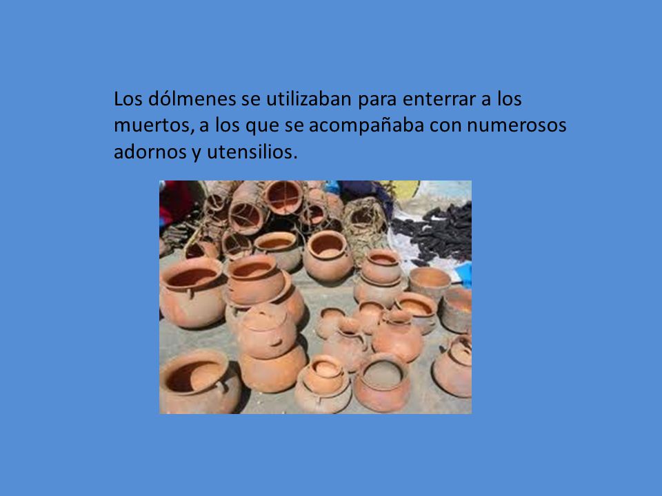 Los dólmenes se utilizaban para enterrar a los muertos, a los que se acompañaba con numerosos adornos y utensilios.