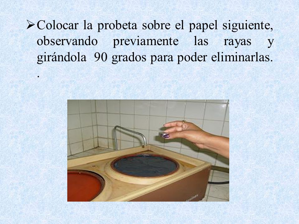 Colocar la probeta sobre el papel siguiente, observando previamente las rayas y girándola 90 grados para poder eliminarlas.