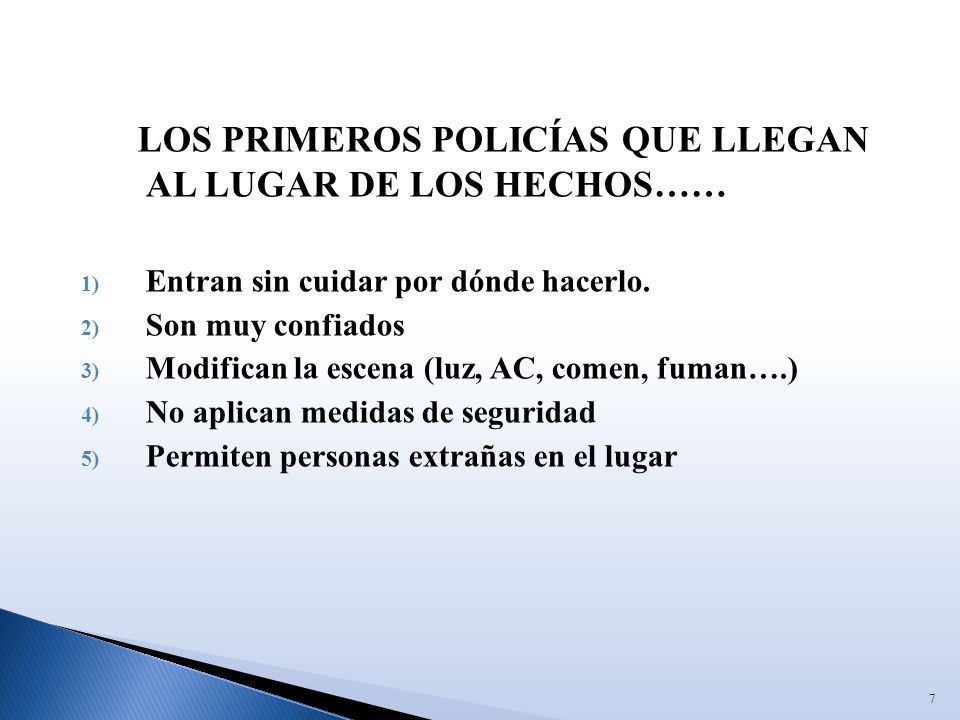 LOS PRIMEROS POLICÍAS QUE LLEGAN AL LUGAR DE LOS HECHOS……