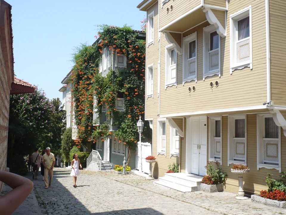 Salimos de la Cisterna y tomamos una calle que está detrás de Santa Sofía donde hay residencias muy bonitas todas de madera.