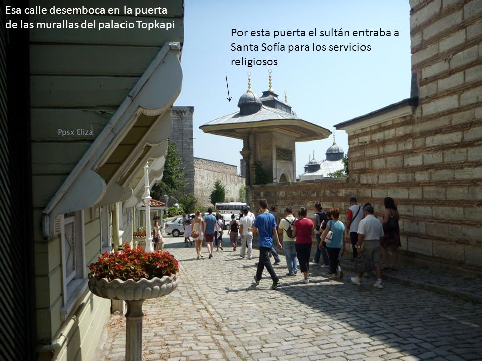 Esa calle desemboca en la puerta de las murallas del palacio Topkapi
