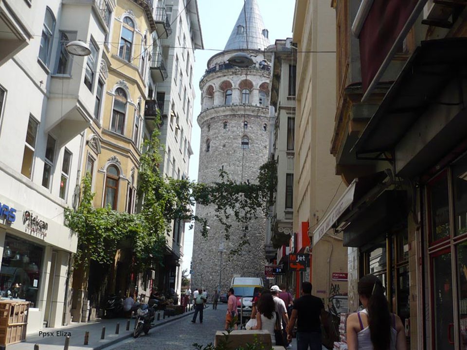 Al otro día temprano nos fuimos al barrio donde está la Torre Gálata que es una de las torres más antiguas del mundo. Desde su parte más alta se obtiene una de las mejores vistas de Estambul.
