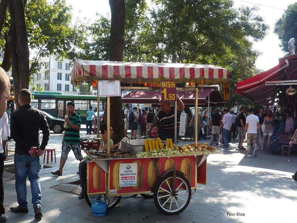Siguiendo las vías del tranvía, nos recorrimos hasta el Gran Bazar, nunca pensamos que era tan lejos pero nos dio otro panorama de la ciudad.