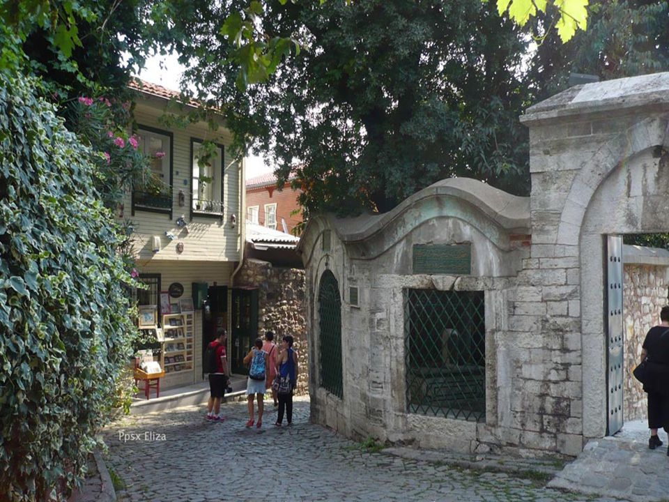 Al final del recorrido por la maravillosa iglesia nos dieron tiempo para caminar por el barrio donde se encuentra y nos topamos con las viejas casas de madera tan típicas de Estambul.