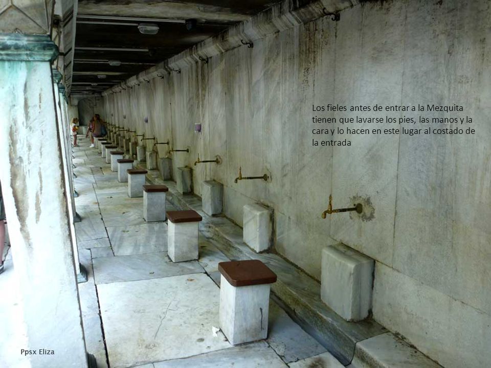 Los fieles antes de entrar a la Mezquita tienen que lavarse los pies, las manos y la cara y lo hacen en este lugar al costado de la entrada