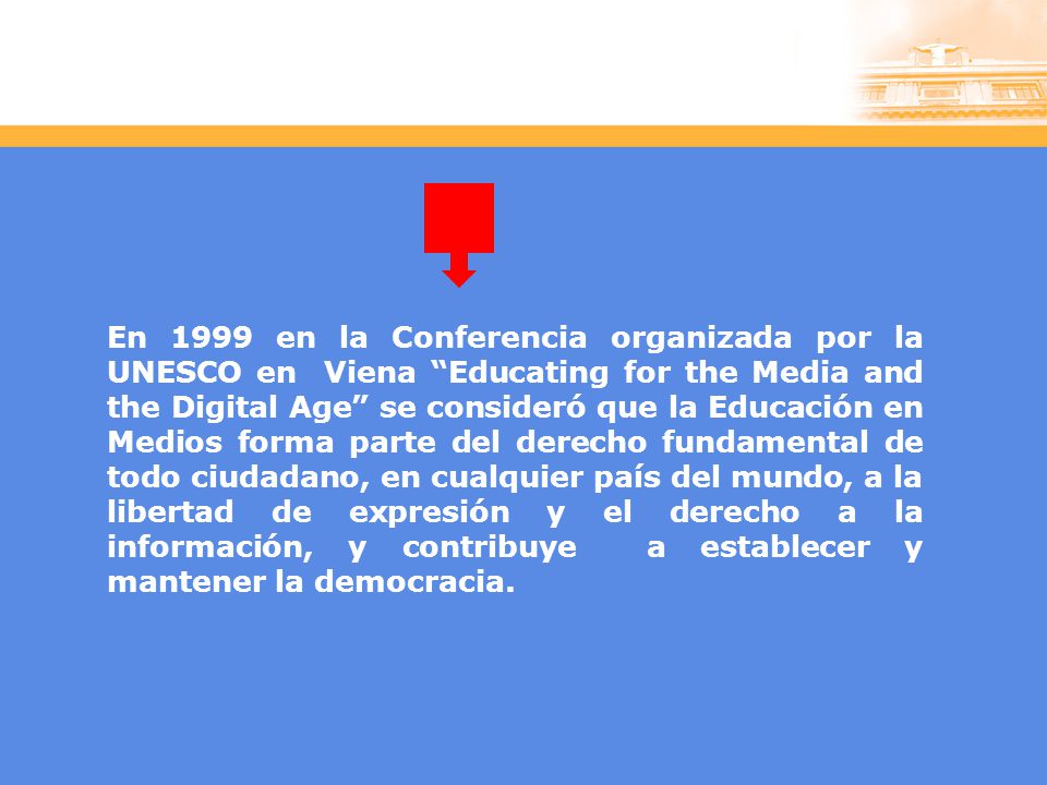 En 1999 en la Conferencia organizada por la UNESCO en Viena Educating for the Media and the Digital Age se consideró que la Educación en Medios forma parte del derecho fundamental de todo ciudadano, en cualquier país del mundo, a la libertad de expresión y el derecho a la información, y contribuye a establecer y mantener la democracia.