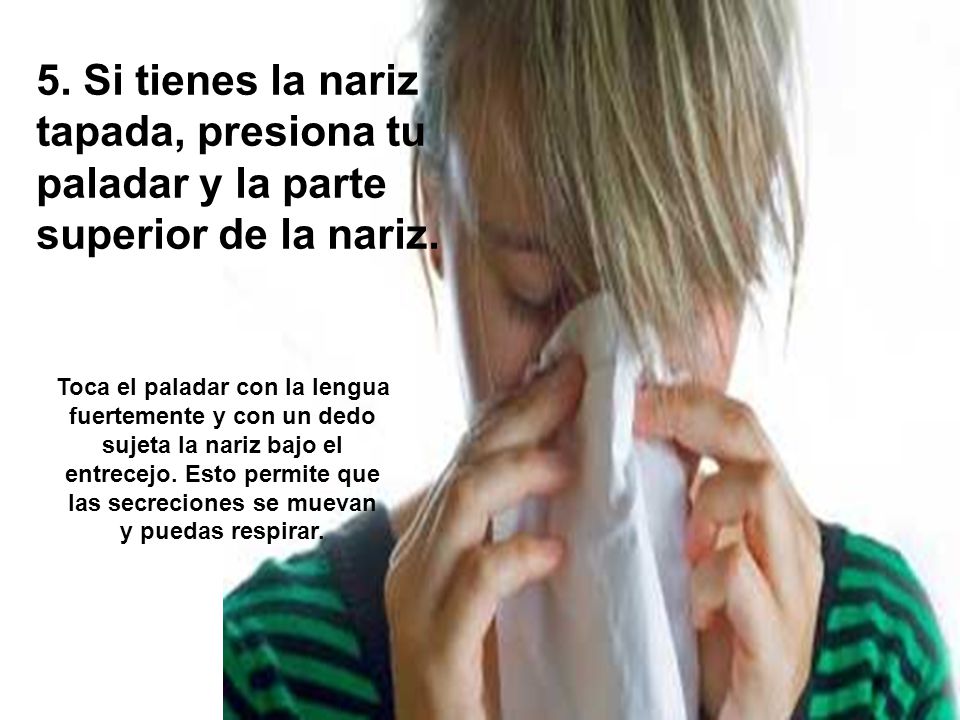 5. Si tienes la nariz tapada, presiona tu paladar y la parte superior de la nariz.
