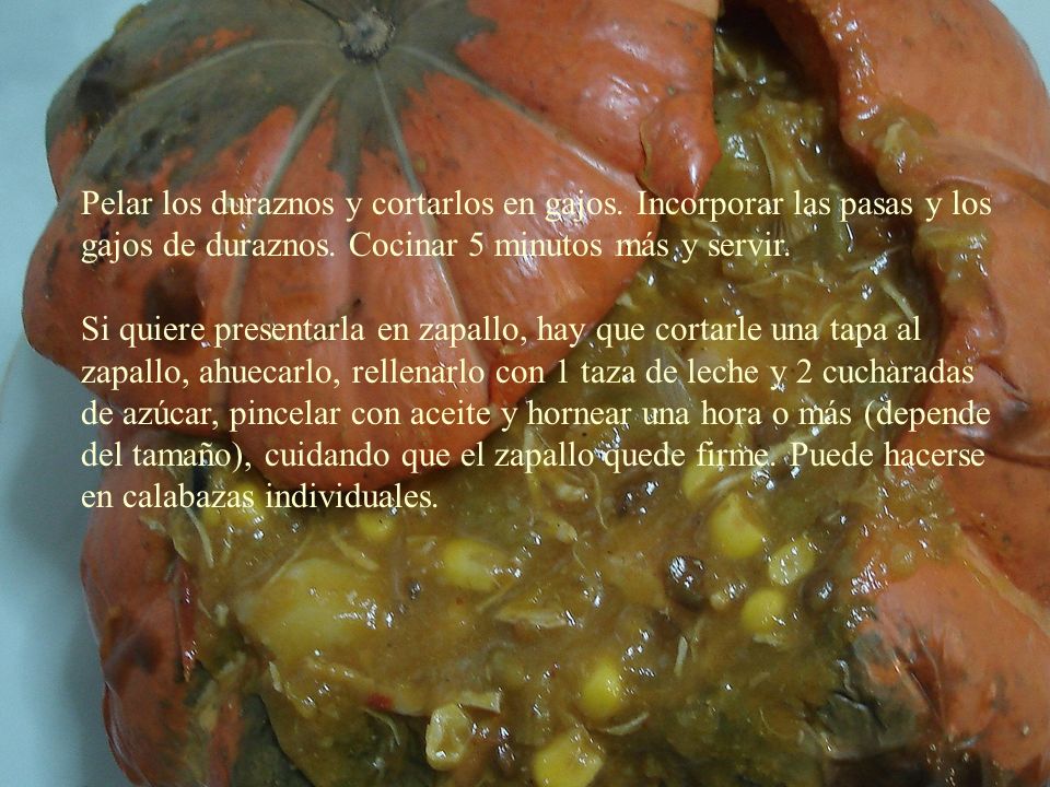 Pelar los duraznos y cortarlos en gajos