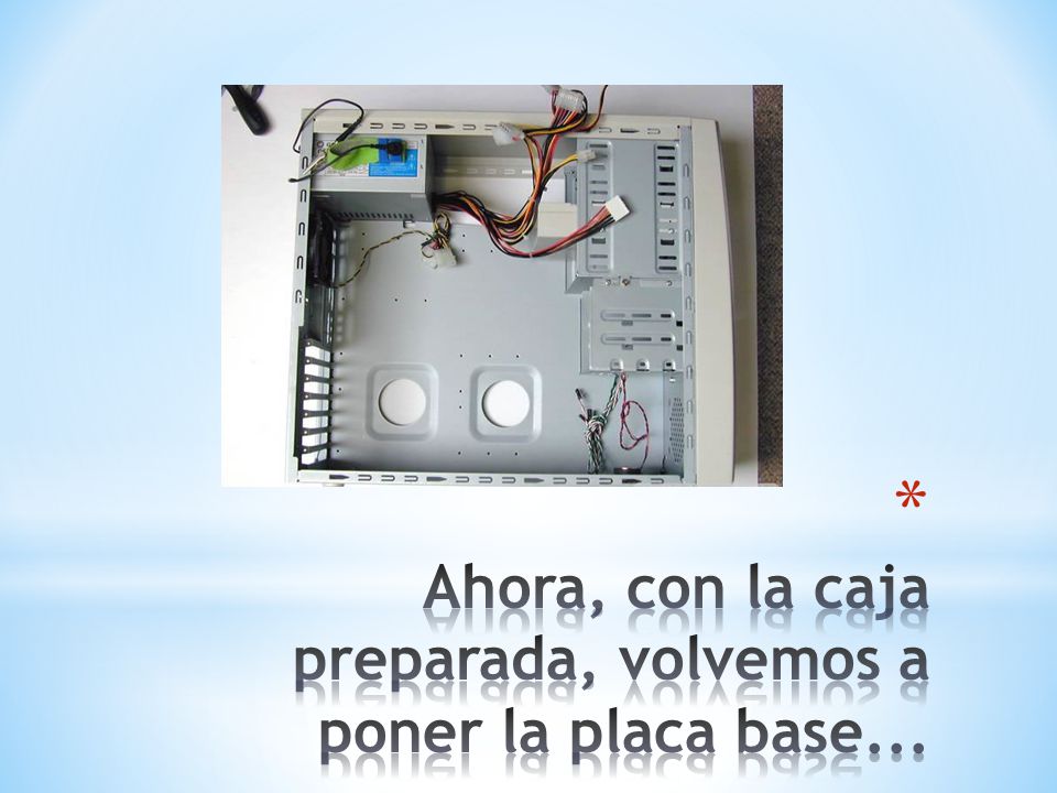 Ahora, con la caja preparada, volvemos a poner la placa base...