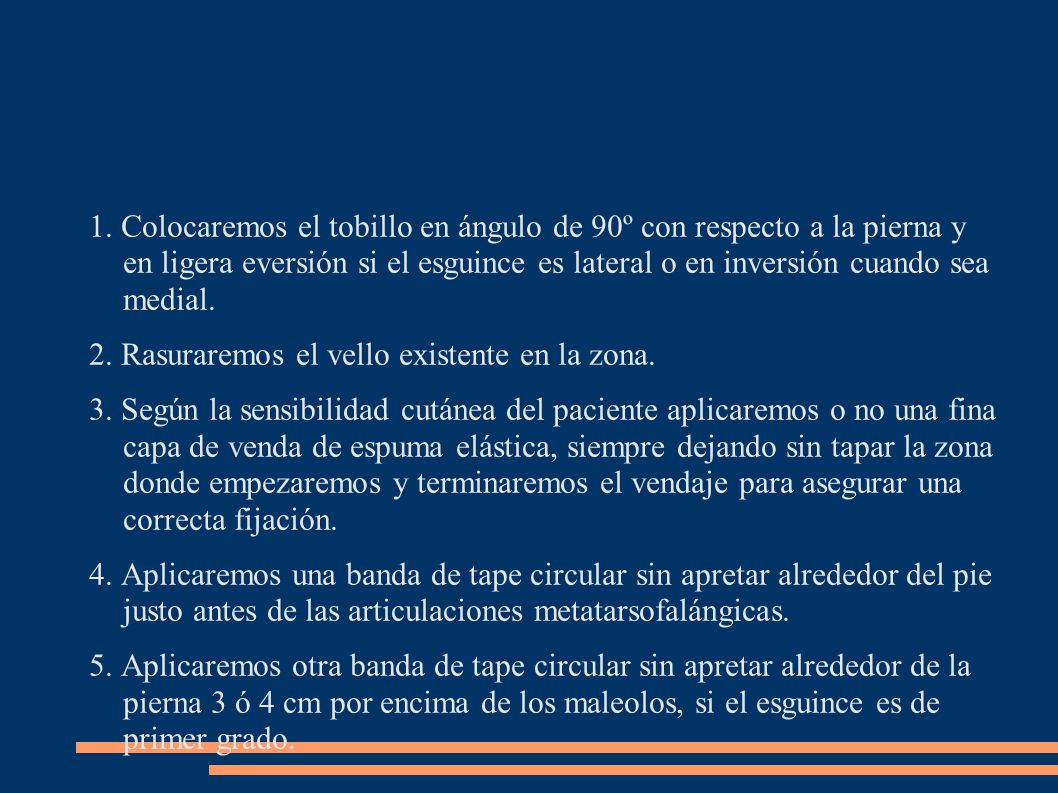1. Colocaremos el tobillo en ángulo de 90º con respecto a la pierna y en ligera eversión si el esguince es lateral o en inversión cuando sea medial.