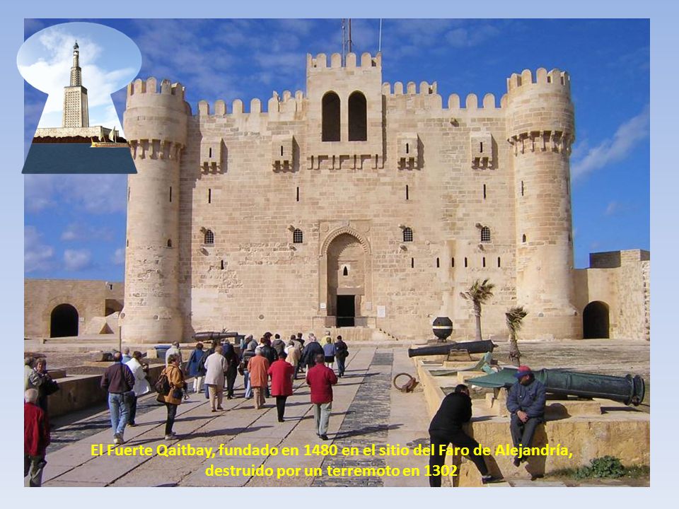 El Fuerte Qaitbay, fundado en 1480 en el sitio del Faro de Alejandría, destruido por un terremoto en 1302