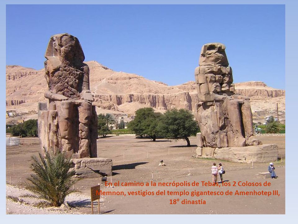 En el camino a la necrópolis de Tebas, los 2 Colosos de Memnon, vestigios del templo gigantesco de Amenhotep III, 18° dinastía