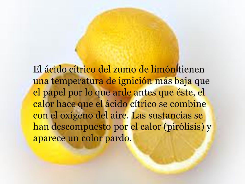 El ácido cítrico del zumo de limón tienen una temperatura de ignición más baja que el papel por lo que arde antes que éste, el calor hace que el ácido cítrico se combine con el oxígeno del aire.
