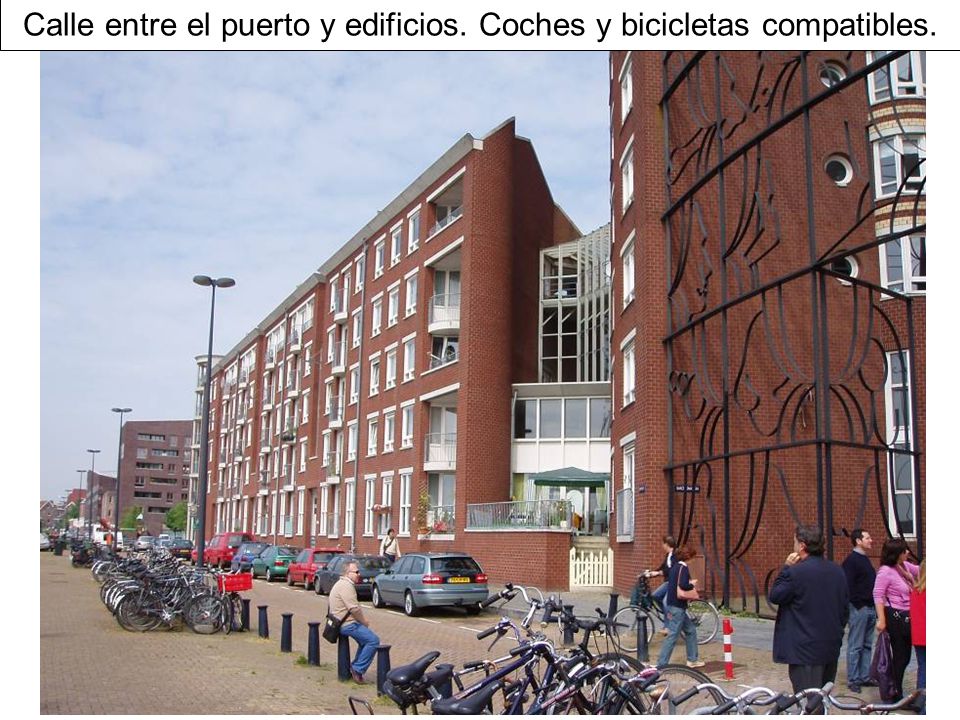 Calle entre el puerto y edificios. Coches y bicicletas compatibles.