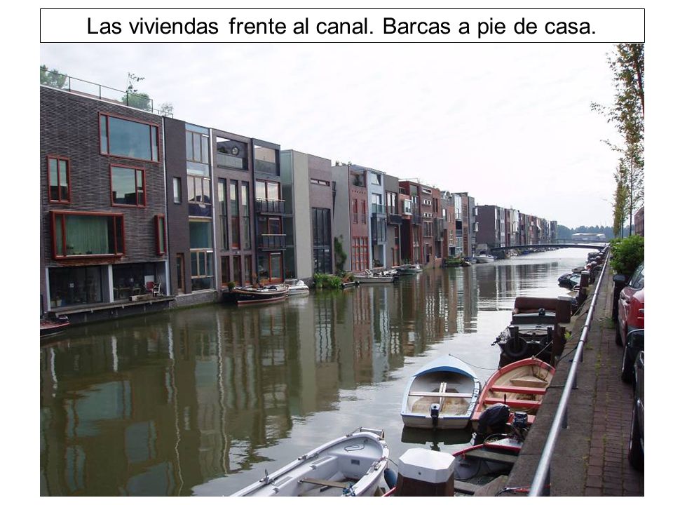 Las viviendas frente al canal. Barcas a pie de casa.
