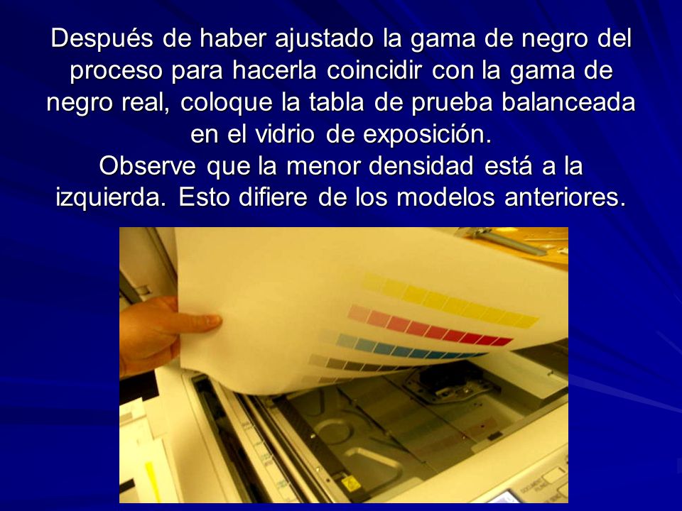 Después de haber ajustado la gama de negro del proceso para hacerla coincidir con la gama de negro real, coloque la tabla de prueba balanceada en el vidrio de exposición.