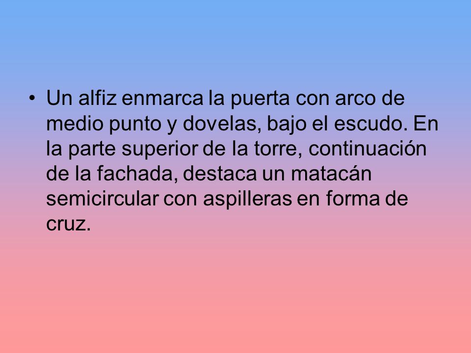 Un alfiz enmarca la puerta con arco de medio punto y dovelas, bajo el escudo.