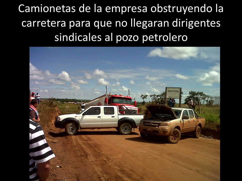 Camionetas de la empresa obstruyendo la carretera para que no llegaran dirigentes sindicales al pozo petrolero