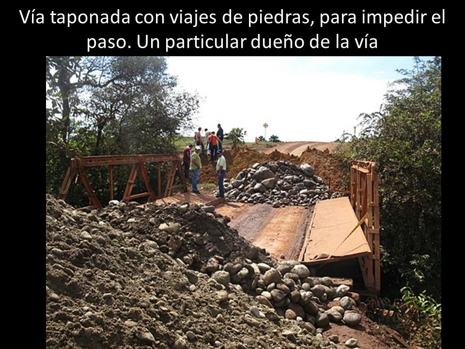 Vía taponada con viajes de piedras, para impedir el paso