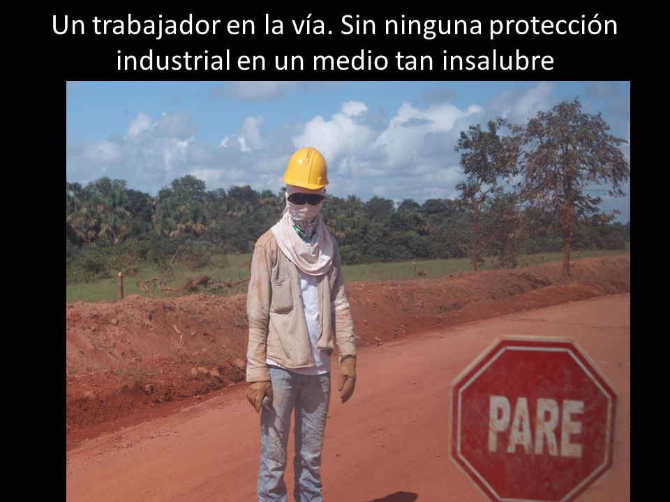 Un trabajador en la vía. Sin ninguna protección industrial en un medio tan insalubre