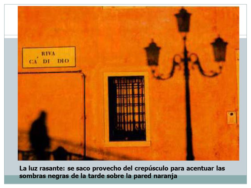 La luz rasante: se saco provecho del crepúsculo para acentuar las sombras negras de la tarde sobre la pared naranja