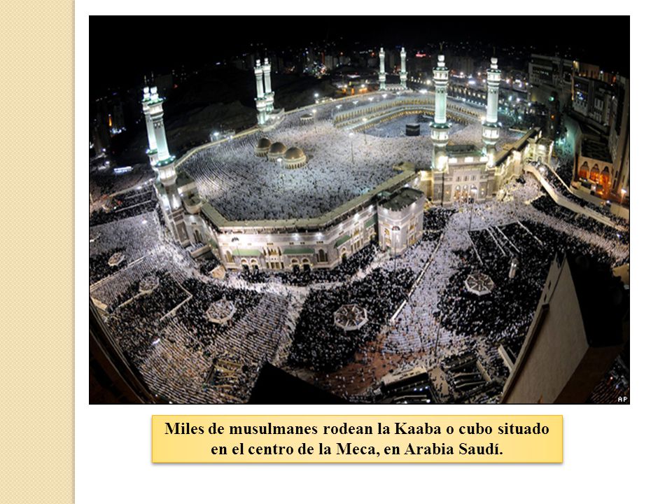 Miles de musulmanes rodean la Kaaba o cubo situado en el centro de la Meca, en Arabia Saudí.