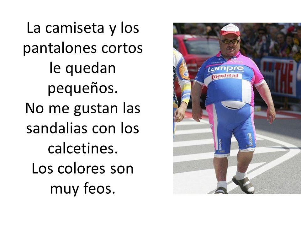La camiseta y los pantalones cortos le quedan pequeños