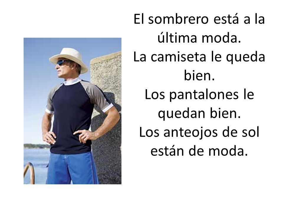 El sombrero está a la última moda. La camiseta le queda bien