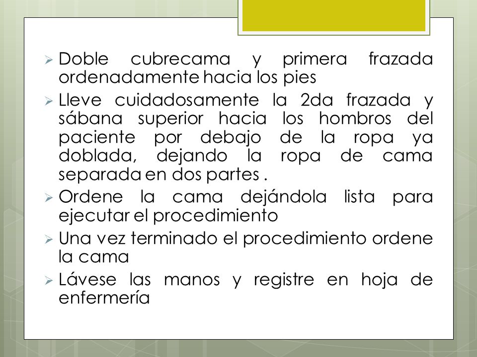 Doble cubrecama y primera frazada ordenadamente hacia los pies